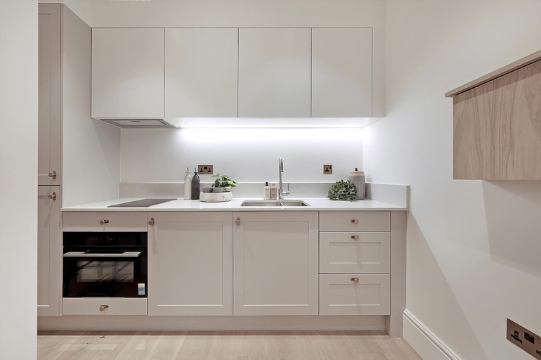 Others 5, Stylish Earl's Court Studio Plus Patio, London