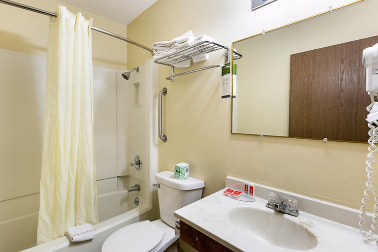 Bathroom, Americas Best Value Inn Beatrice, Gage