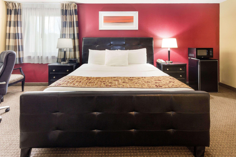 Bedroom 4, Ramada by Wyndham Bettendorf, Scott