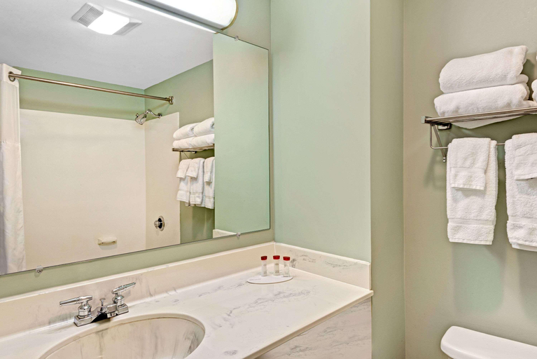 Bathroom 3, Saco Bay Hotel - Saco / Old Orchard Beach, York
