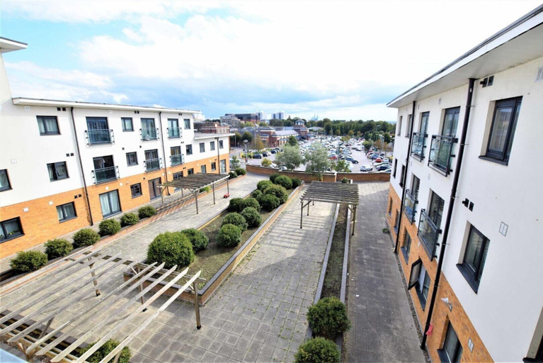 Property grounds, 1 Bed Flat - Sleeps 4 - Pets - Parking - Wifi, Thurrock