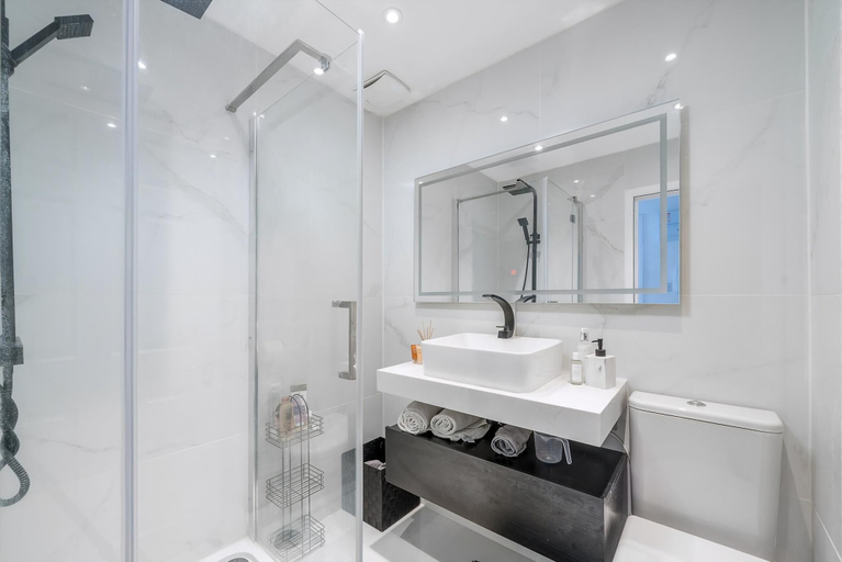 Bathroom, Modern South Wimbledon Stay, London