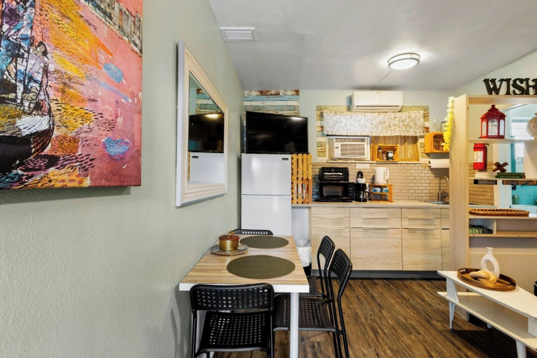 Food & Drinks, Hollywood 1BR Near Beach & Dining, Broward