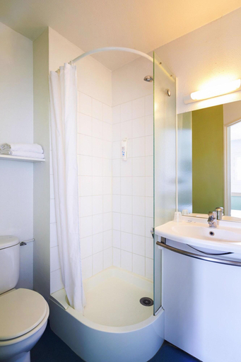 Bathroom 5, ibis budget Chartres, Eure-et-Loir