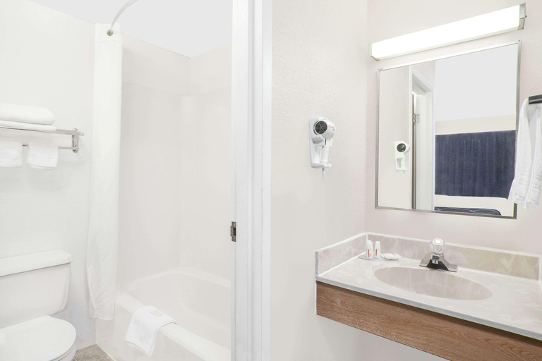 Bathroom 4, Super 8 by Wyndham Middletown, Orange