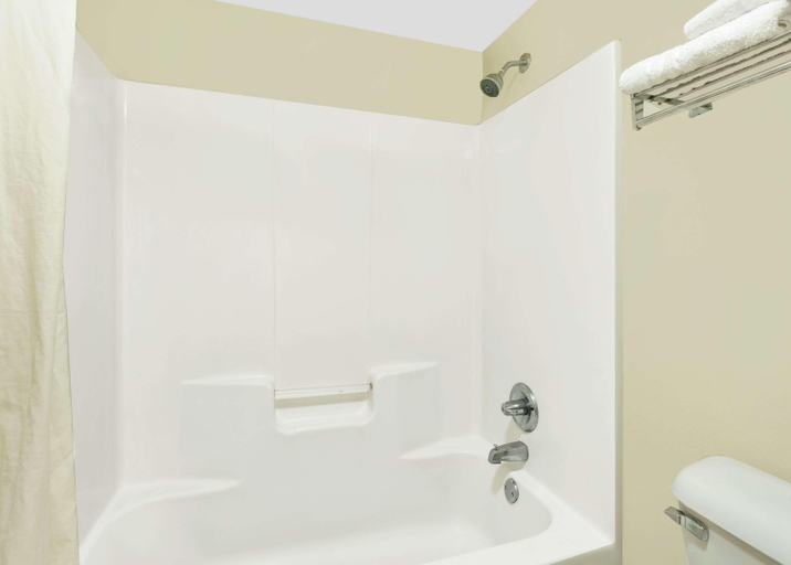 Bathroom 4, Super 8 By Wyndham Byron/South Macon, Peach