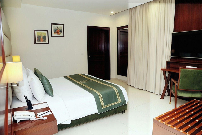 Bedroom 3, Nine Tree Luxury Hotel & Suites Lahore, Lahore
