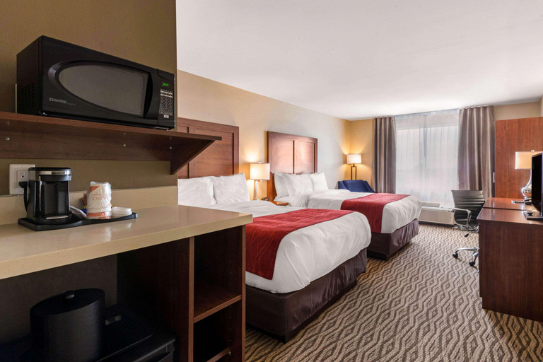 Bedroom 4, Comfort Inn & Suites Bowmanville, Durham
