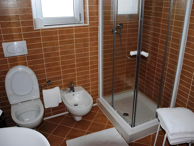 Bathroom 5, Hotel La Siesta, Chieti