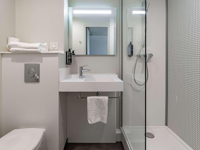 Bathroom 4, ibis budget Pontault Combault Marne la Vallee, Seine-et-Marne