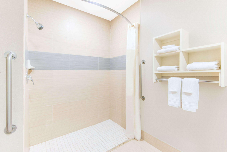 Bathroom 4, Super 8 by Wyndham Wichita South, Sedgwick