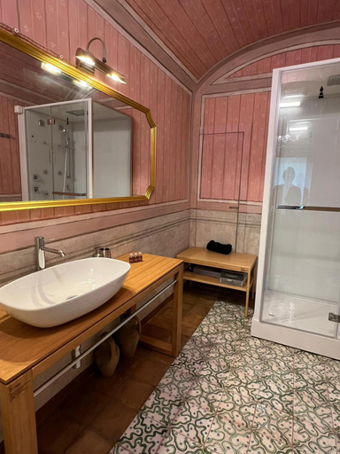 Bathroom 5, Puleera, Catania