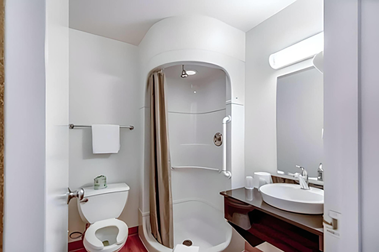 Bathroom 4, Super 8 by Wyndham Tracy, San Joaquin