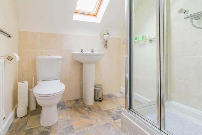 Room 4, Groups Family 3BR House Emperor, Peterborough
