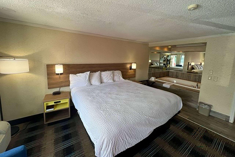 Bedroom 4, Days Inn By Wyndham Liverpool/Syracuse, Onondaga