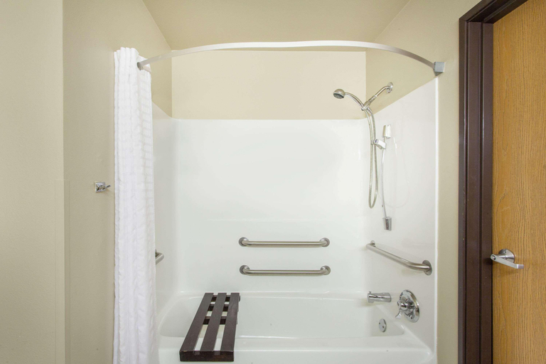 Bathroom 3, Super 8 by Wyndham Richlands/Claypool Hill Area, Tazewell