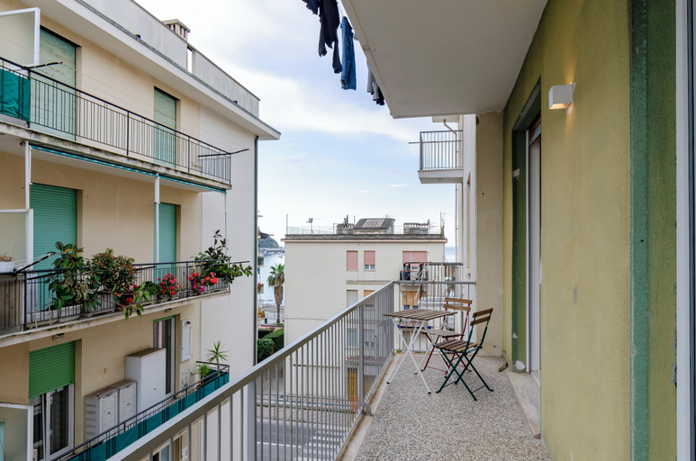 Others 5, Spacious flat with Balcony, Genova