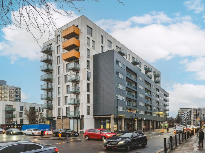 Exterior & Views, Cosy 2-bed Poplar Flat w/ City Views, London