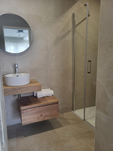 Bathroom 3, Logis Hotel Restaurant de France, Calvados