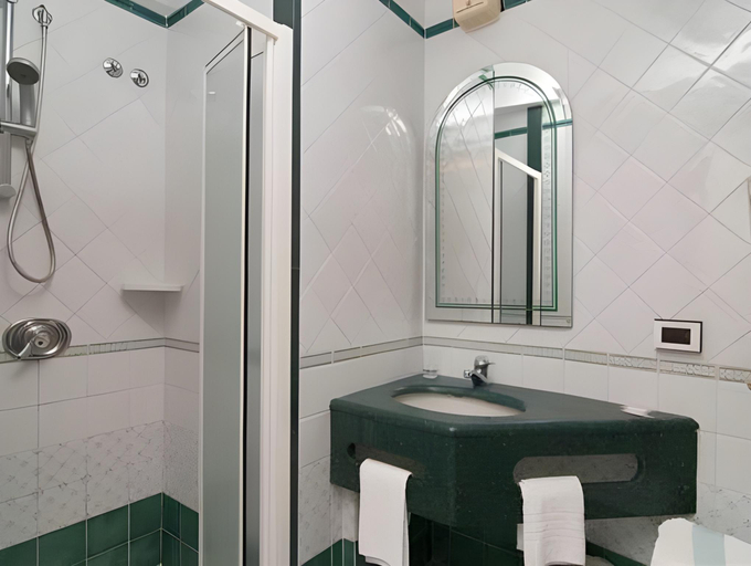 Bathroom 3, Hotel La Ninfea, Napoli