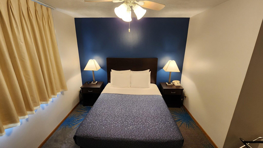 Bedroom 3, Econo Lodge Lakeshore, Schoolcraft
