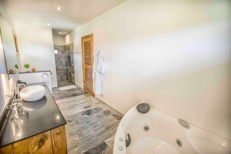 Bathroom 4, Salamangka Resort, San Juan