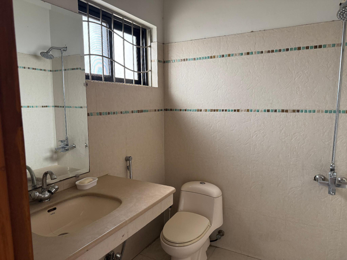 Bathroom 3, Family-friendly 2-Bed Home Upper Portion w Parking, Lahore