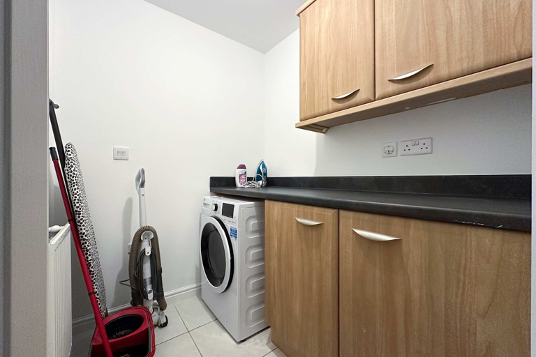 Room 4, Kennedy 6 Bedroom 6 Bathrooms House in Hampton, Cambridgeshire