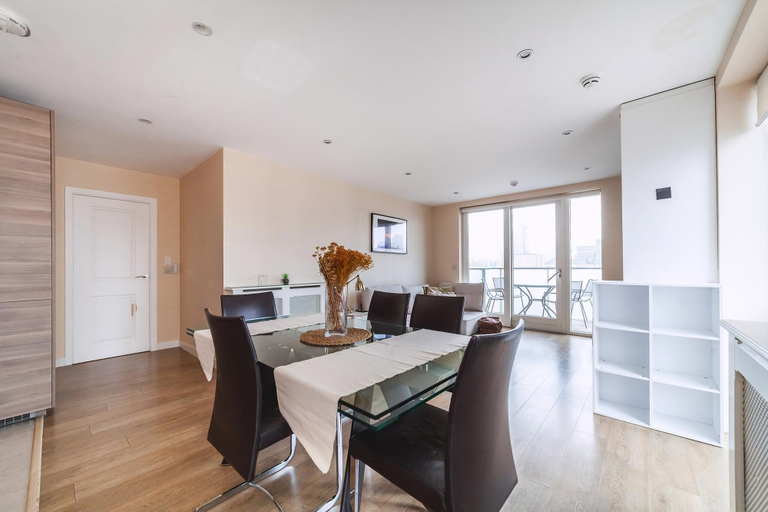 Others 5, Cosy 2-bed Poplar Flat w/ City Views, London