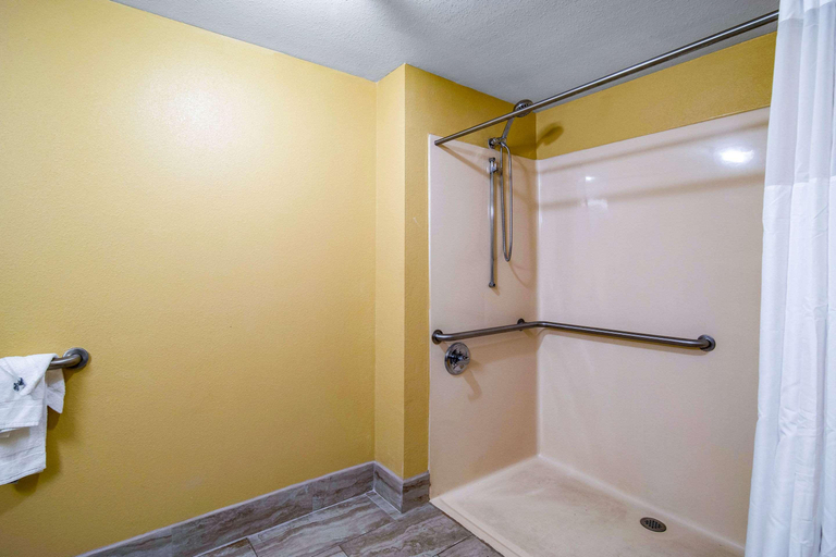 Bathroom 5, Quality Inn West Columbia - Cayce, Saluda