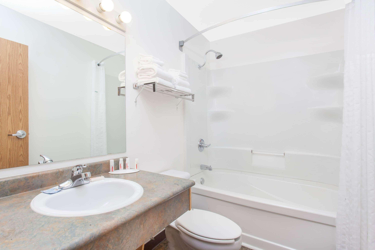 Bathroom 4, Super 8 by Wyndham Kenora, Kenora