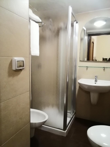 Bathroom 2, Hotel de Rossi, Bari