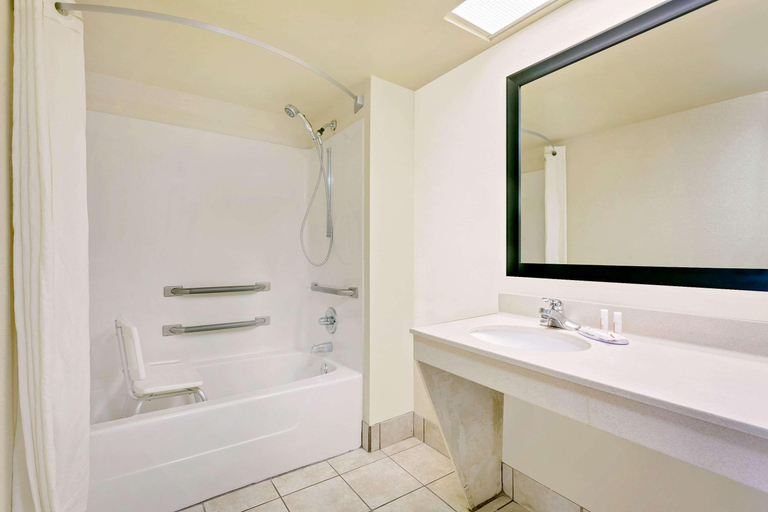Bathroom 3, Super 8 By Wyndham Byron/South Macon, Peach