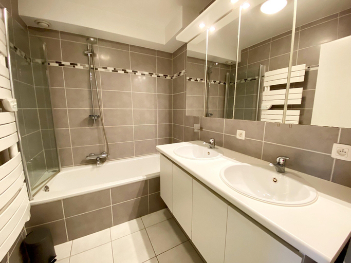Bathroom 4, Seaside Comfort with Parking, West-Vlaanderen
