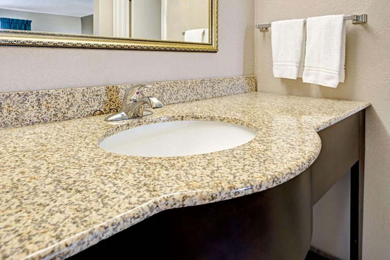 Bathroom 5, Super 8 by Wyndham Lakeland, Shelby
