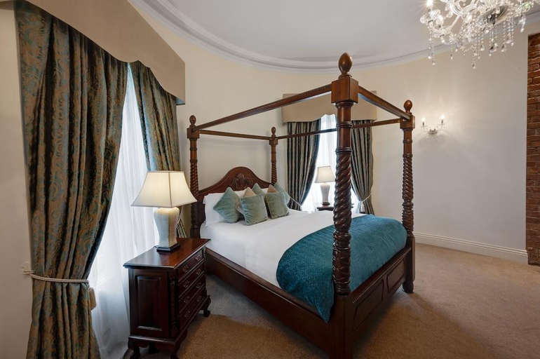 Bedroom 2, Cork's Vienna Woods Hotel & Villas