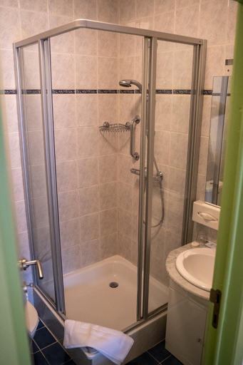 Bathroom 4, Hotel Monika, Limburg