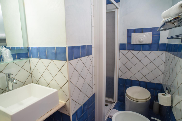 Bathroom 4, Hotel Villa Mare, Palermo
