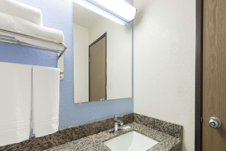 Bathroom 4, Super 8 by Wyndham New Castle, New Castle