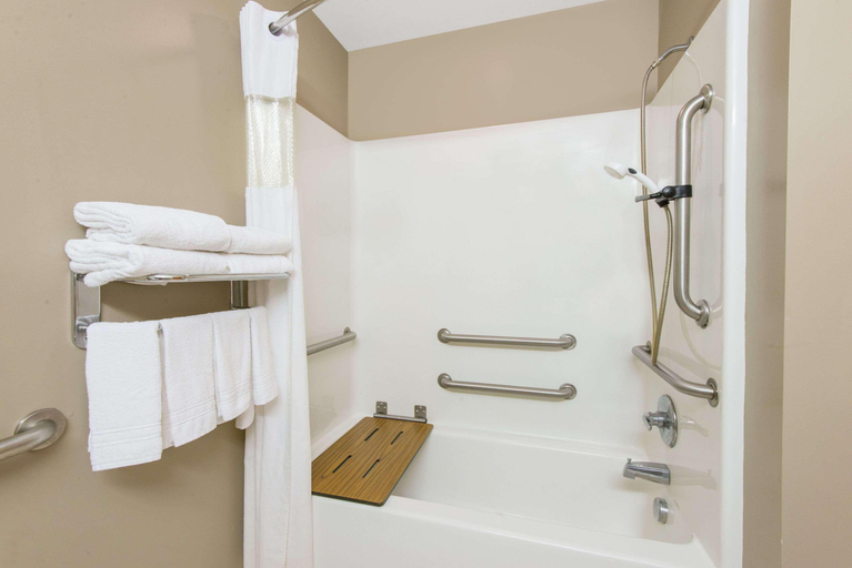 Bathroom 4, Microtel Inn & Suites By Wyndham Hazelton/Bruceto, Preston