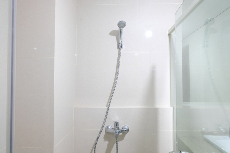 Bathroom 5, Scenic Studio at Apartment Landmark Residence Bandung By Travelio, Bandung