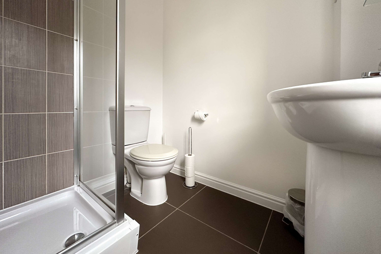 Room 2, Kennedy 6 Bedroom 6 Bathrooms House in Hampton, Cambridgeshire