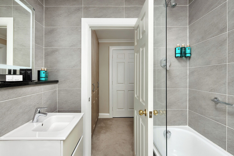 Bathroom 4, Sandymount Hotel, Dublin