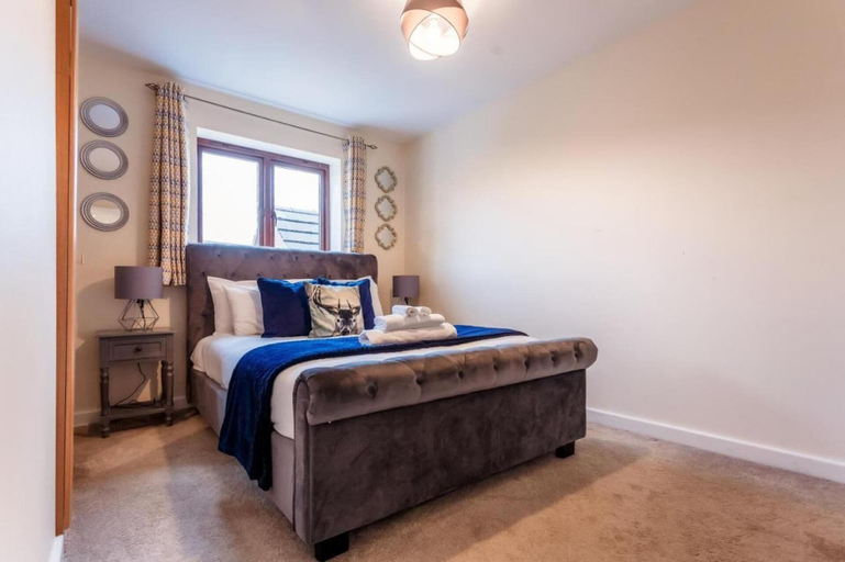 Room 2, 10 Guests - 5 Bedrooms - Free Parking - Lux House, Milton Keynes