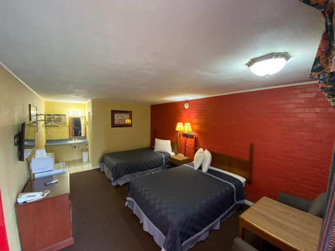 Bedroom 5, Deluxe Inn, Arkansas