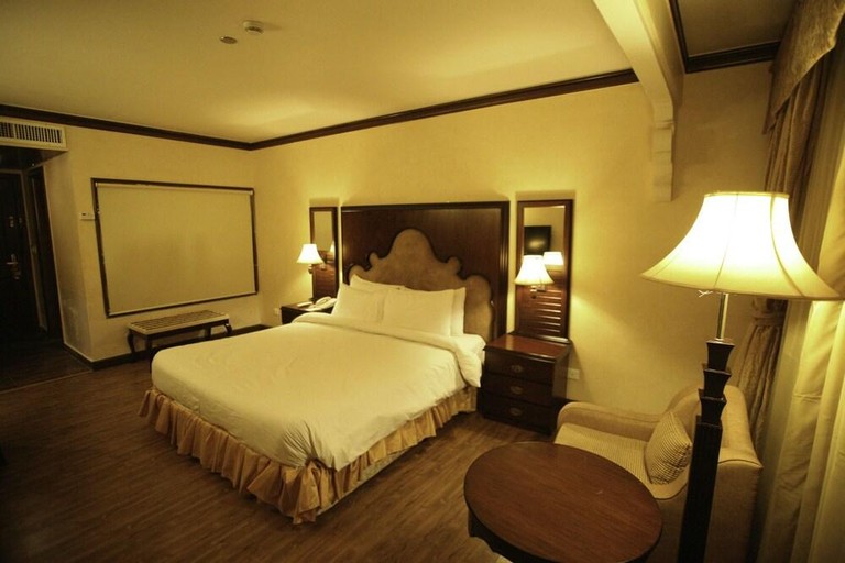 Bedroom 2, The Den, Lahore