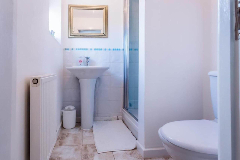 Bathroom 3, 10 Guests - 5 Bedrooms - Free Parking - Lux House, Milton Keynes