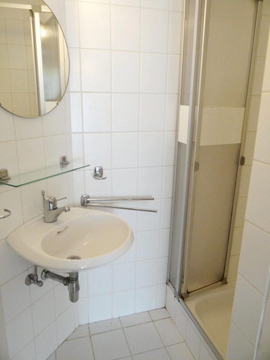 Bathroom 3, Attic Apartment Nieuwpoort by the Sea Wall, West-Vlaanderen