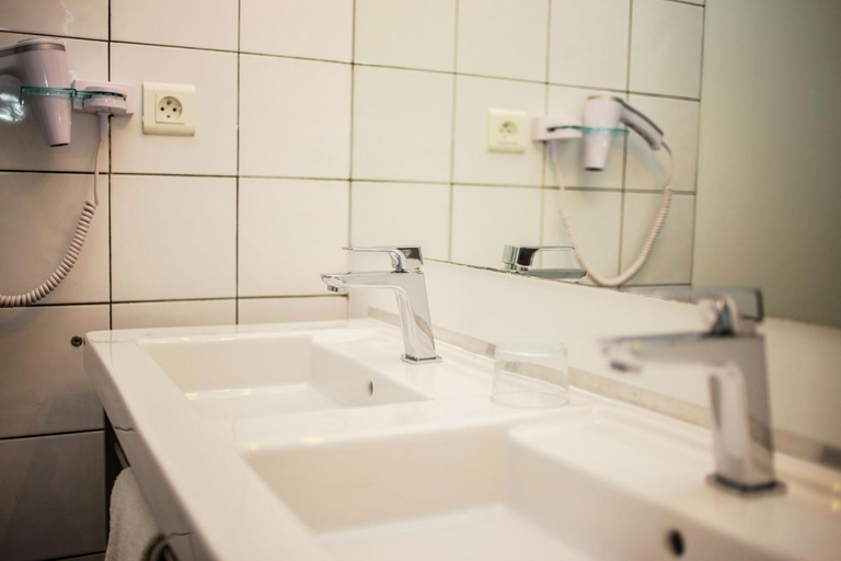 Bathroom 4, Sporting House Hotel, Haute-Garonne