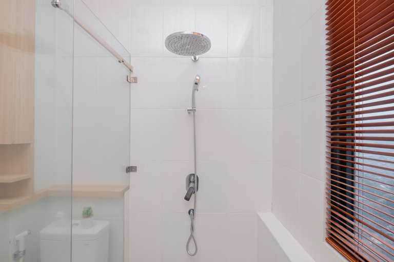 Bathroom 5, Modern Furnished 2BR at Samara Suites Apartment By Travelio, Jakarta Selatan